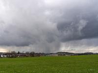 Graue Wolkenschicht über Aschau-Höhenberg mit Niederschlag